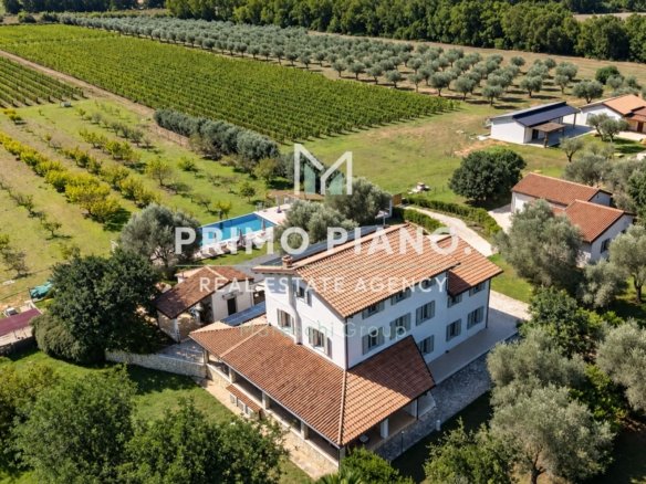 Tenuta di charme con agriturismo, vigneti e ampi spazi in vendita ad Alghero