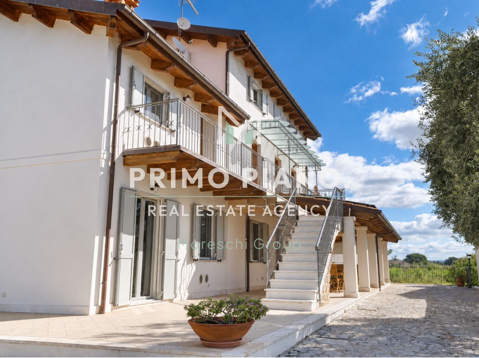 Tenuta di charme con agriturismo, vigneti e ampi spazi in vendita ad Alghero